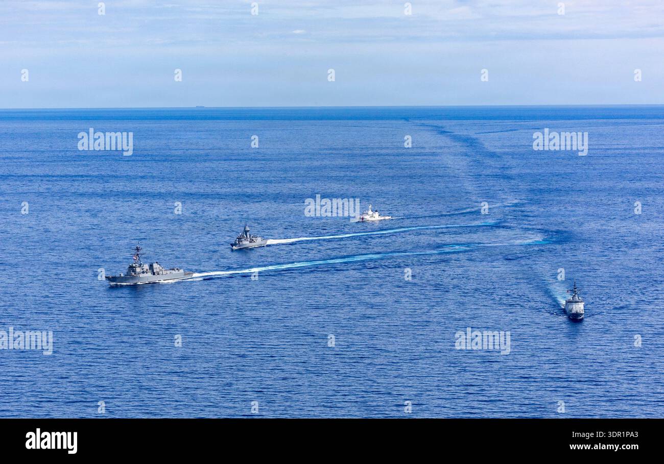 Da sinistra, cacciatorpediniere missilistico guidato classe Arleigh Burke USS Dewey (DDG 105), fregata classe Anzac della Royal Australian Navy HMAS Toowoomba (FFH 1 Foto Stock