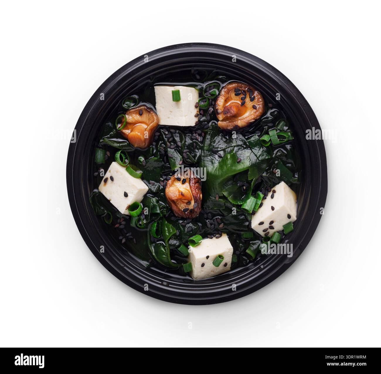 Ciotola di zuppa di alghe marine con tofu e pesce servita nel Black Bowl Foto Stock