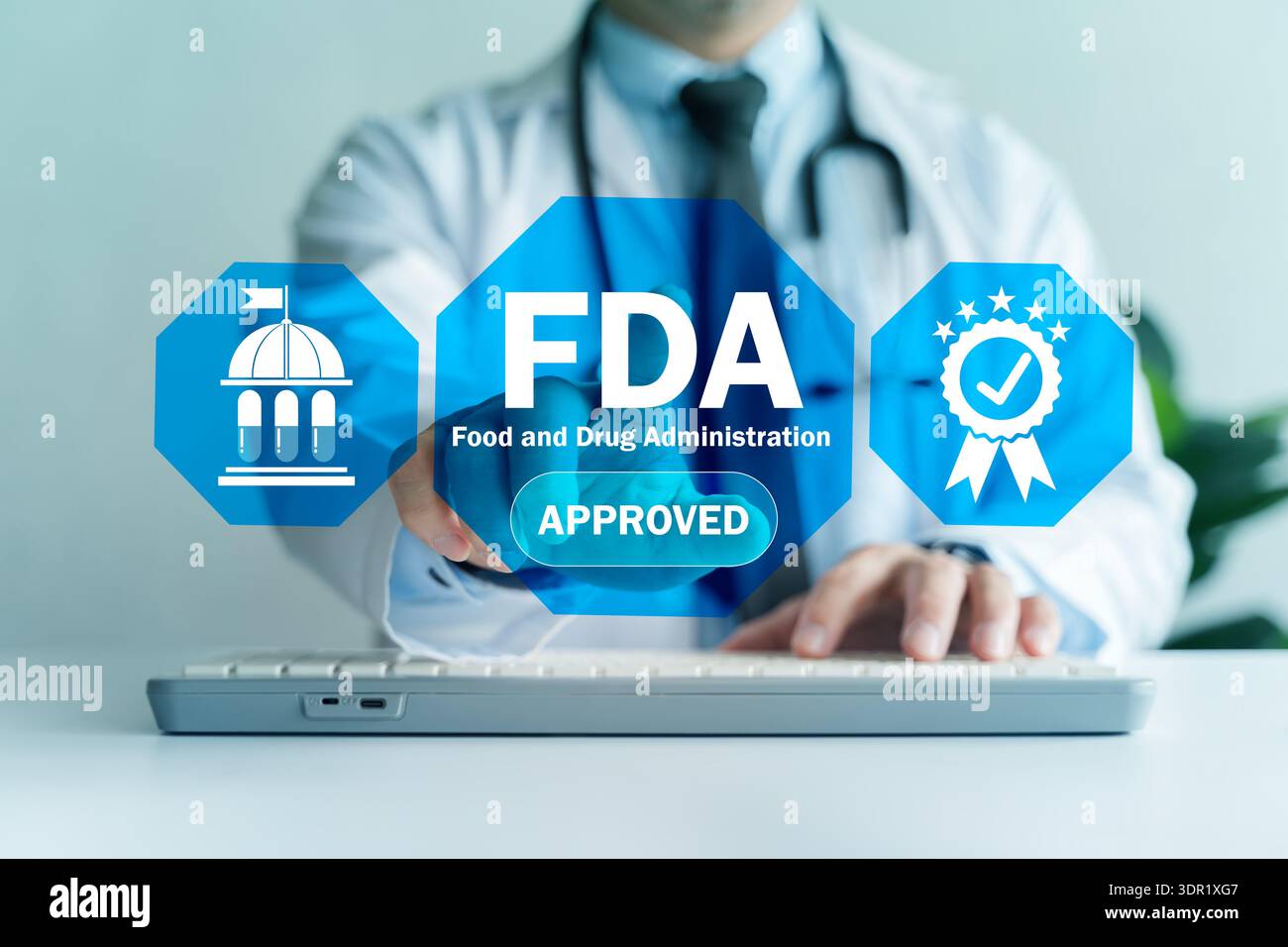 Medico che utilizza laptop con icone di interfaccia approvate dalla FDA, che simboleggiano la conformità alle normative, la sicurezza dei farmaci e la certificazione dei dispositivi medici per la salute Foto Stock