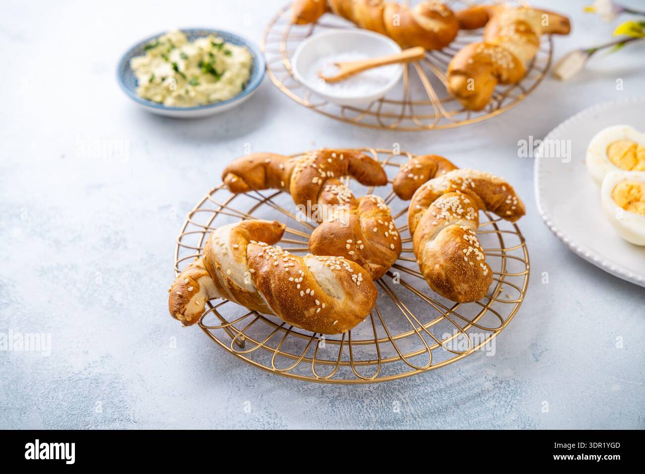 Brunch di Pasqua con pane, spalmabile all'uovo e uova sode Foto Stock
