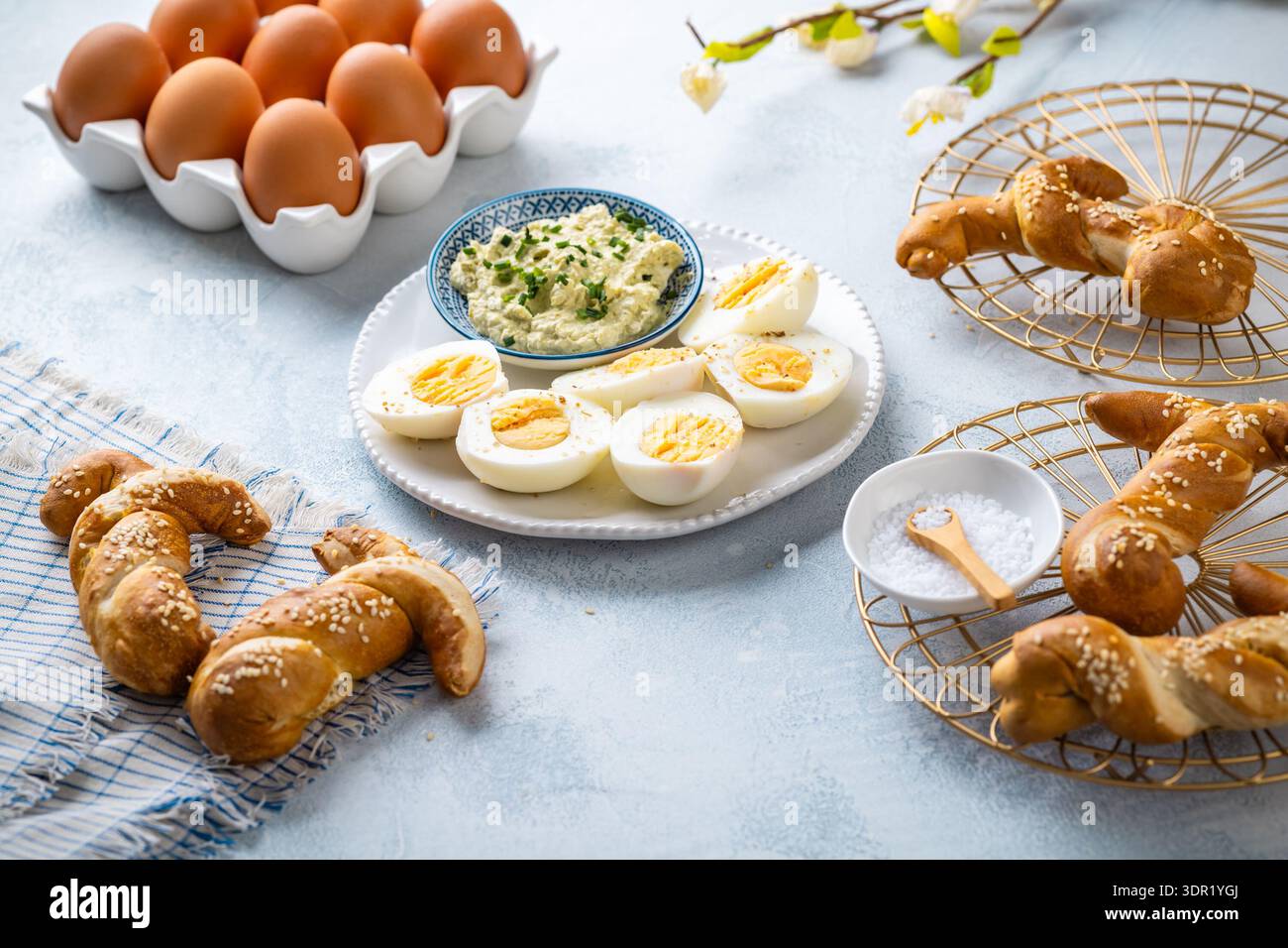 Brunch di Pasqua con pane, spalmabile all'uovo e uova sode Foto Stock