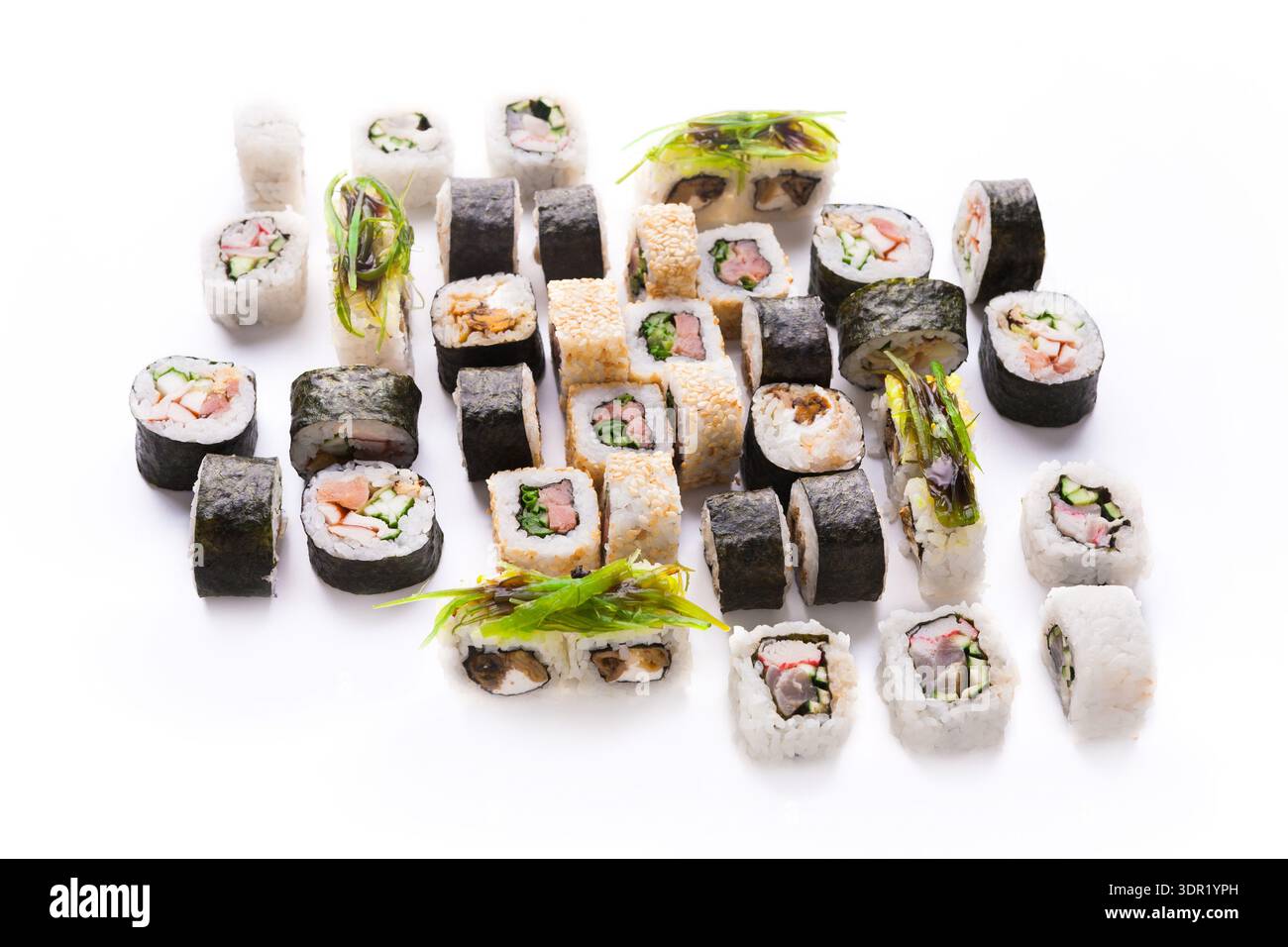 Collezione di vari Sushi Rolls disposti in modo ordinato su sfondo bianco Foto Stock