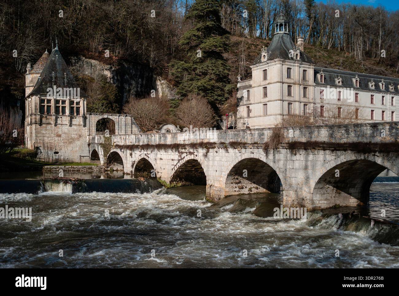 Pont Coudé con il fiume Dronne in piena, Brantôme en Périgord; dipartimento della Dordogna, Francia Foto Stock