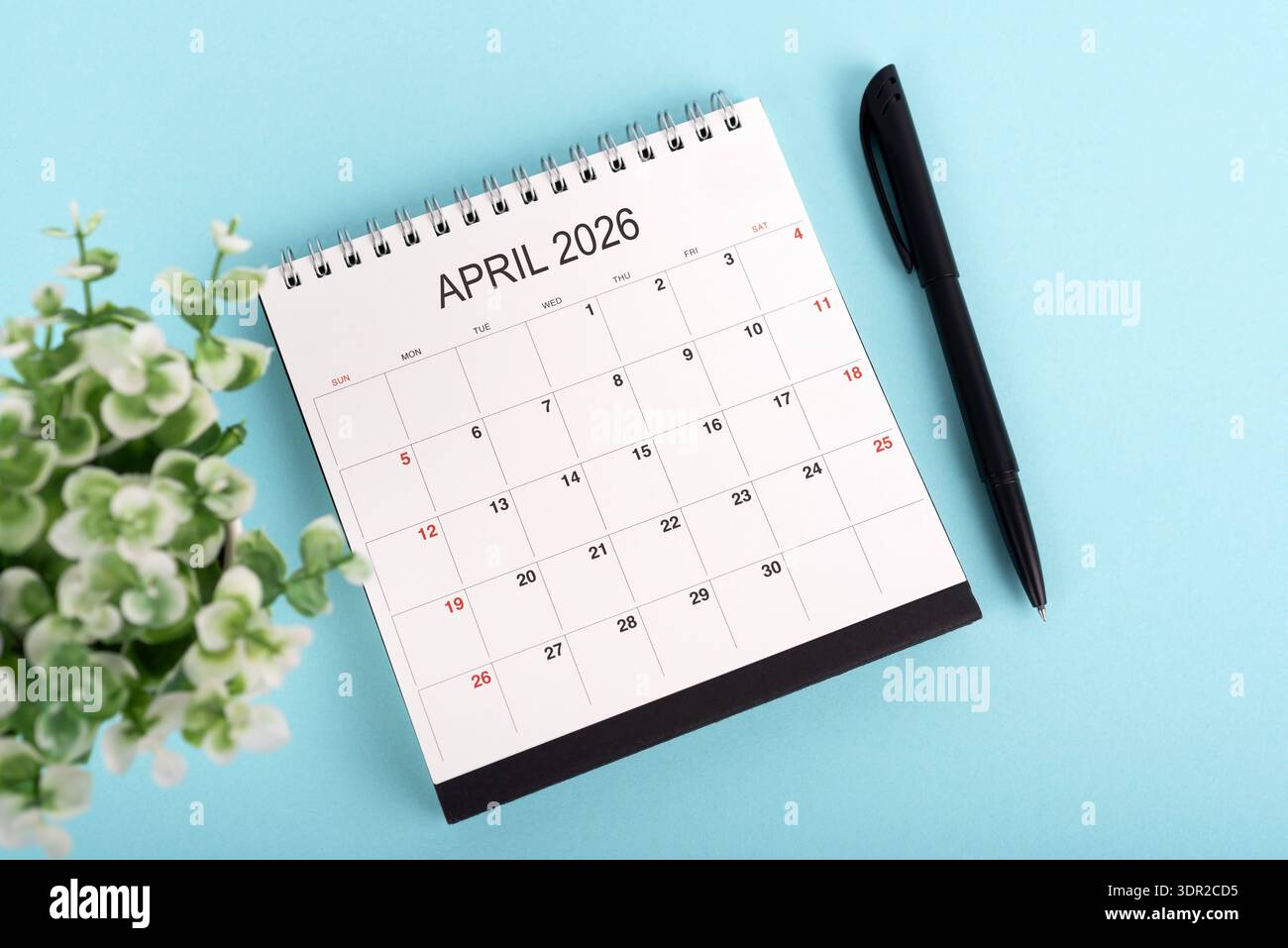 Calendario da tavolo di aprile 2026 su sfondo blu Foto Stock