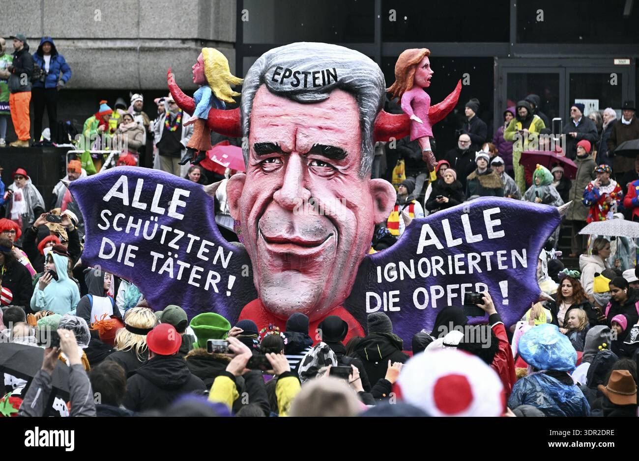 Processione del lunedì delle rose a Duesseldorf, auto a tema di Jaques Tilly. Jeffrey Epstein, tutti proteggono gli autori, tutti ignorano le vittime, Duesseldorf, North RH Foto Stock