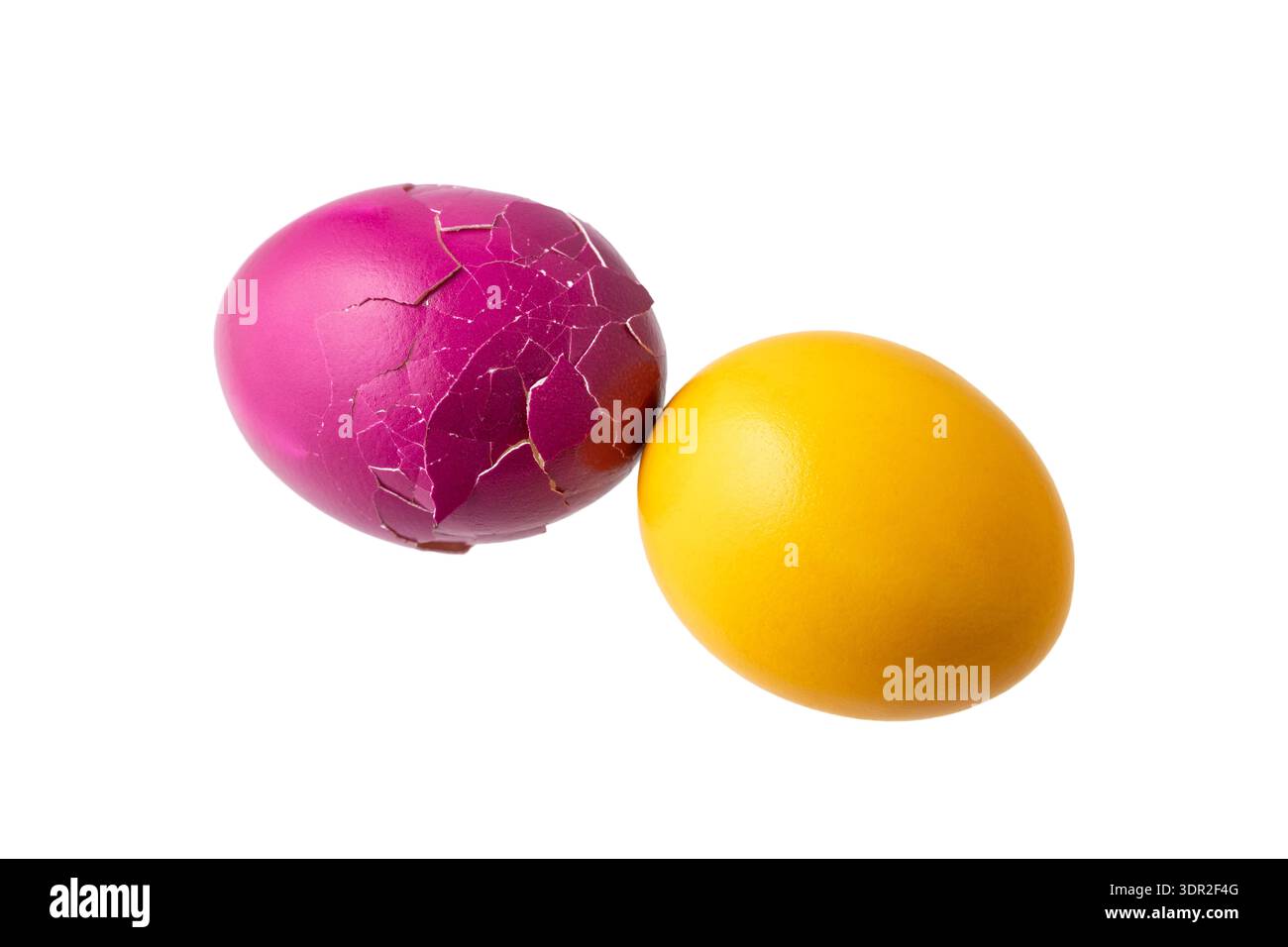 Uova di pasqua naturali di pollo spaccate e intere dipinte, isolate su sfondo bianco. Uova di pasqua colorate in volo. Foto Stock