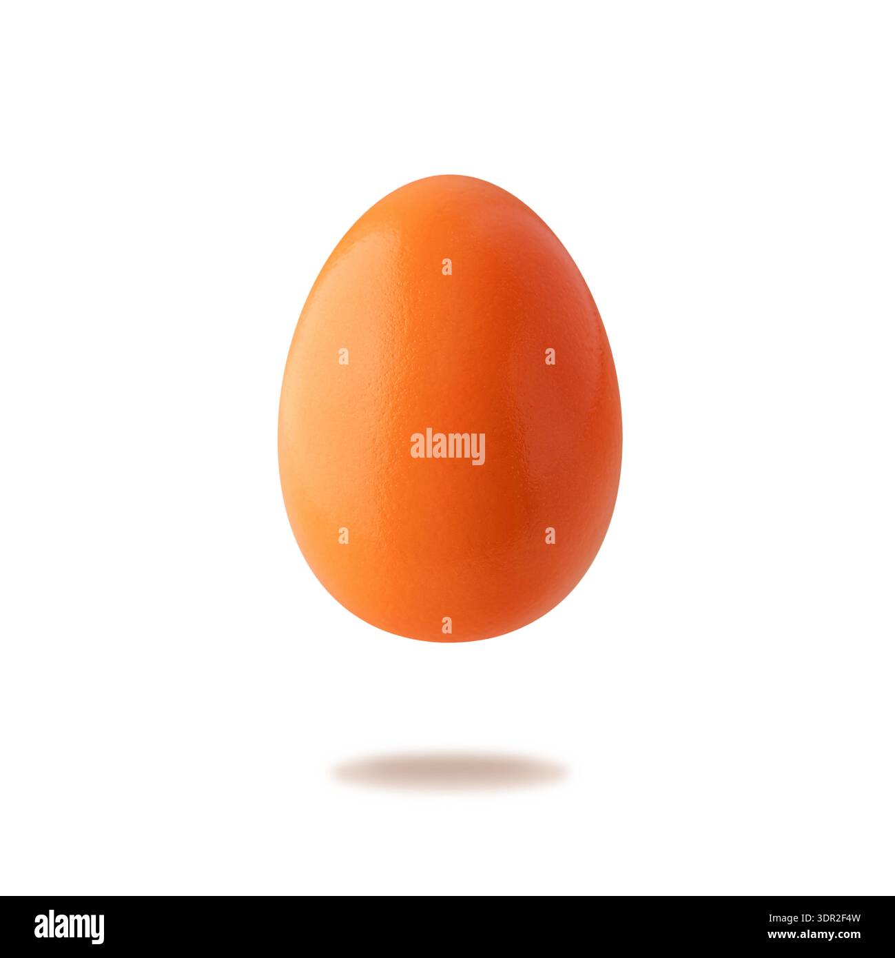 Dipinto di colore arancione uovo di pollo di pasqua naturale che vola isolato su sfondo bianco. Un primo piano di un uovo natalizio arancione. Buona Pasqua, decorazione primaverile Foto Stock
