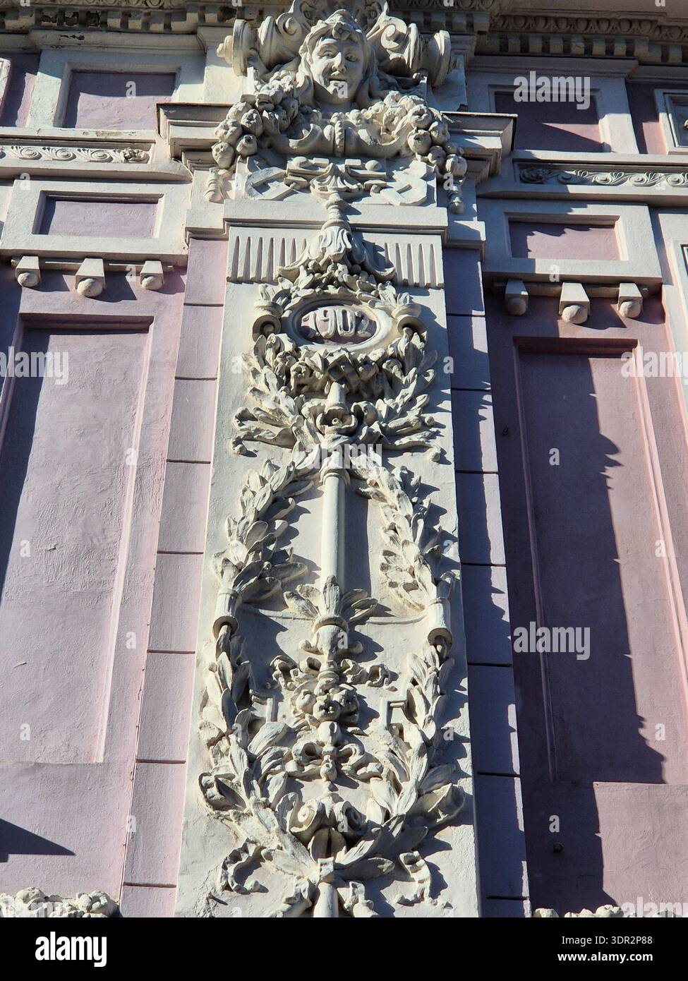 Dettagli architettonici neoclassici con statue atlanti nella città di Plovdiv - Immagine stock catturata con smartphone