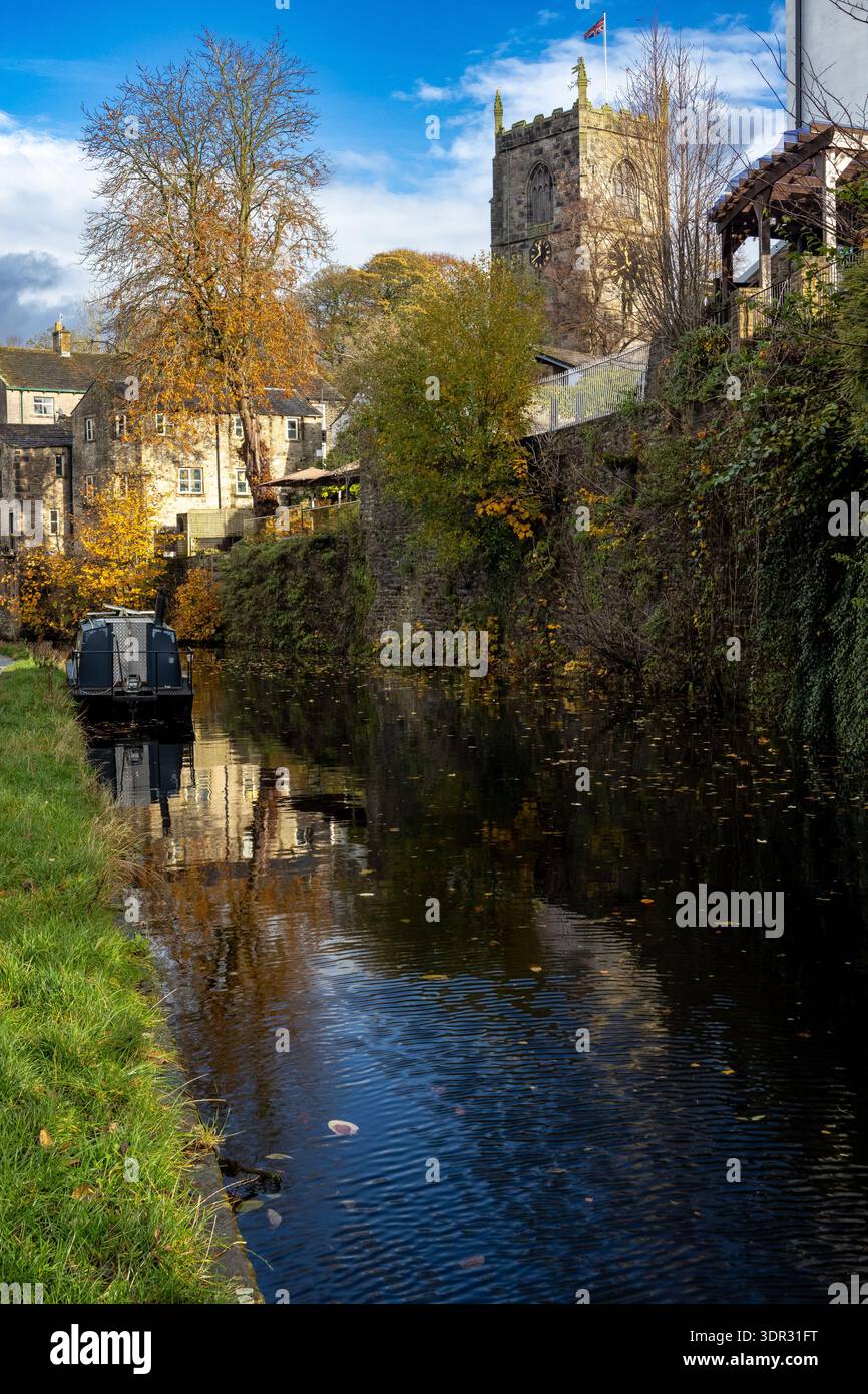 Vista verticale di un motoscafo sul canale di Leeds e Liverpool a Skipton Foto Stock