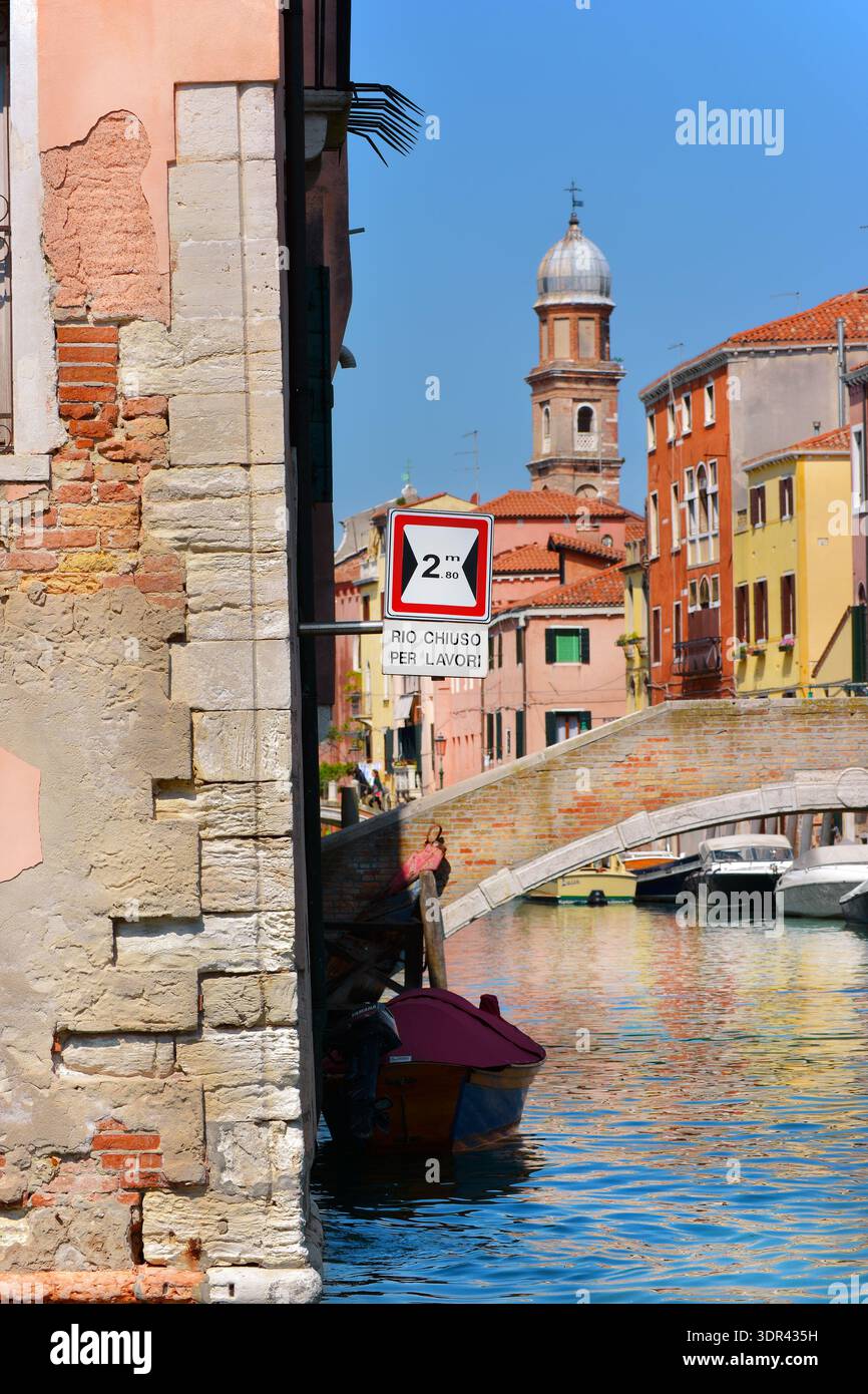 La vita cittadina di Venezia. Vista sul canale Rio Ognissanti chiuso per lavori di riparazione Foto Stock