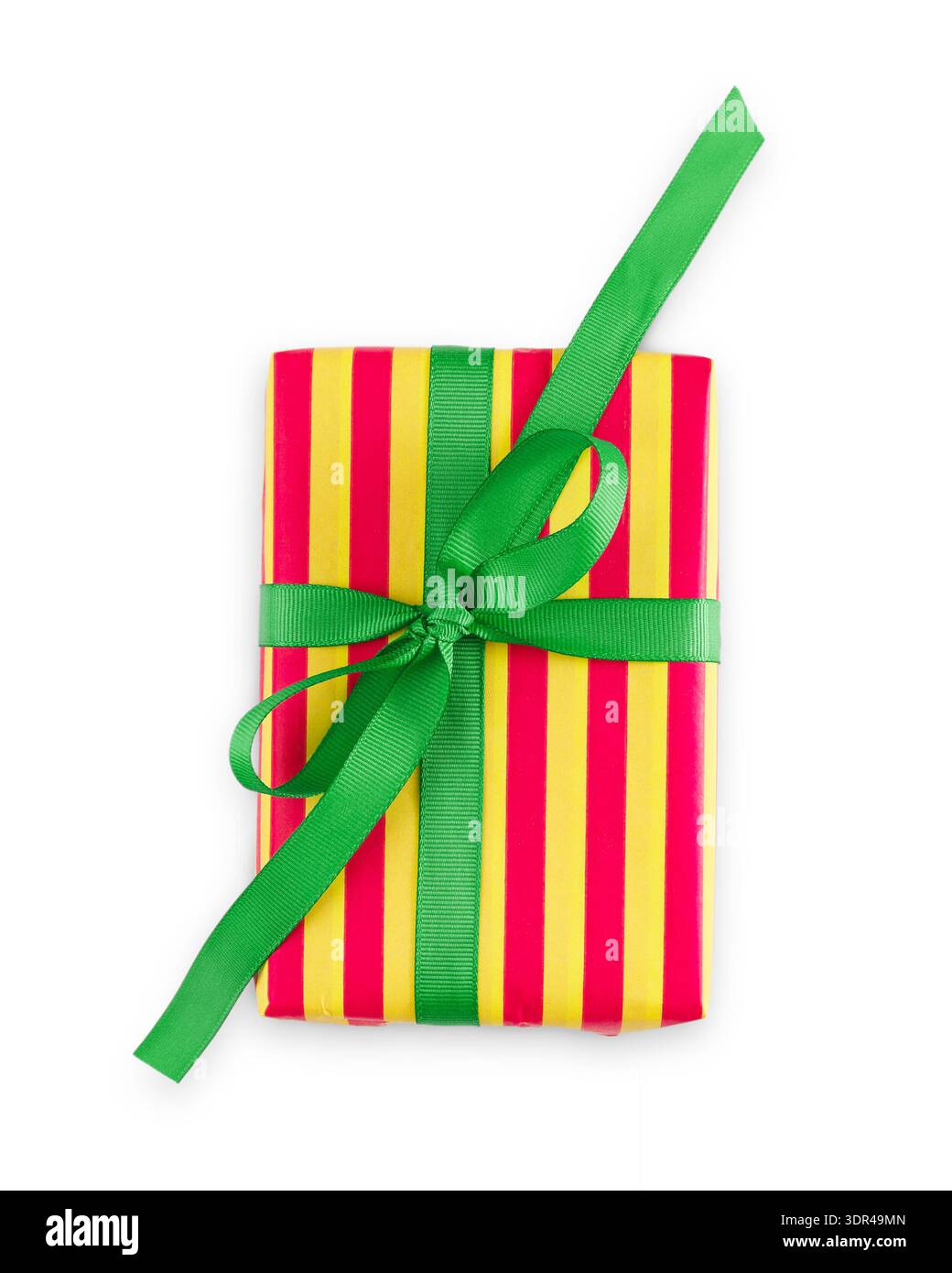 Confezione regalo colorata con rivestimento vivace e nastro verde su sfondo bianco Foto Stock