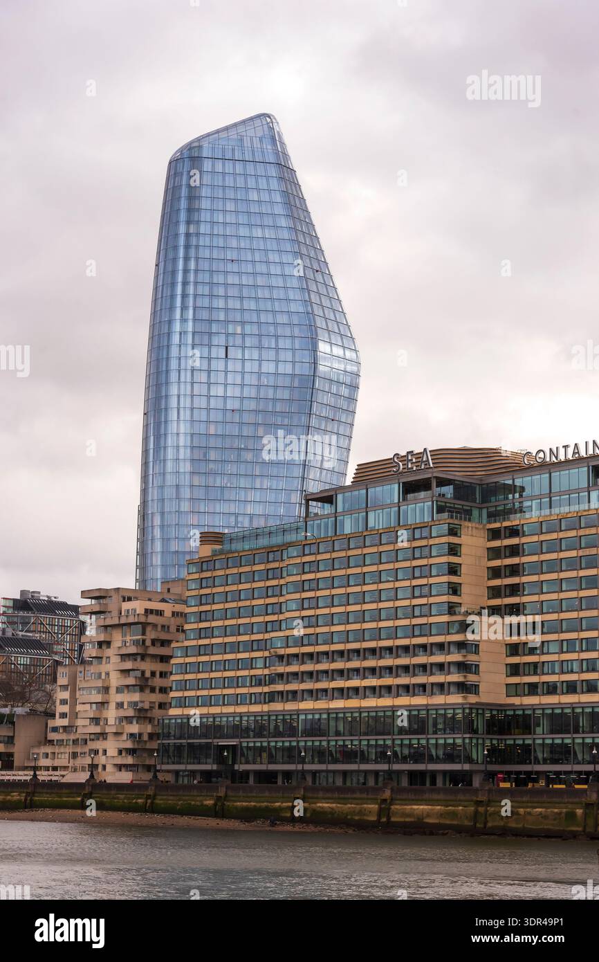 Un Blackfriars (alias The Vase o The Boomerang) visto dal fiume Tamigi, Londra, Regno Unito Foto Stock