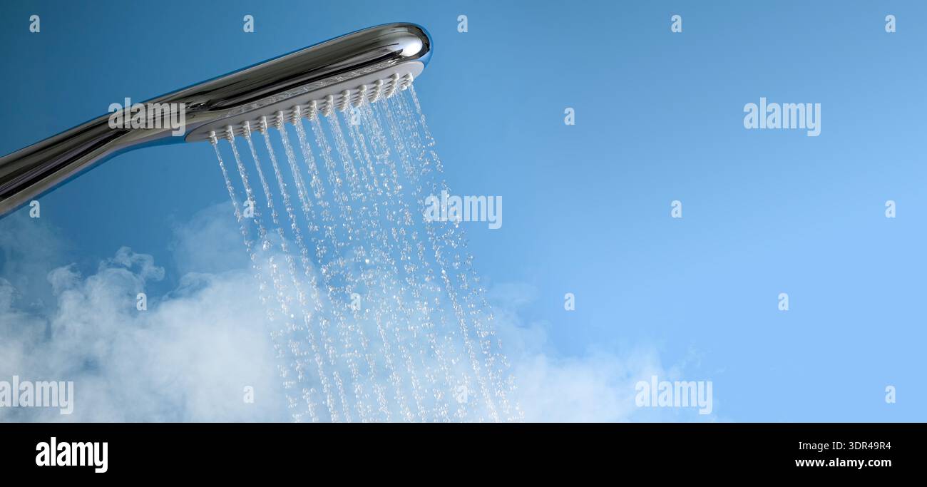 Soffione doccia moderno e flusso d'acqua su sfondo blu accompagnati da un rilassante vapore Foto Stock