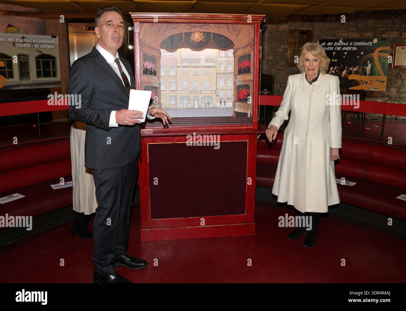 La regina Camilla ha svelato il nuovo nome di un nuovo teatro durante la sua visita al Theatre Royal Bath, mentre intraprende una serie di impegni a Bath che mostrano arte e cultura nella città. Data foto: Martedì 17 febbraio 2026. Foto Stock