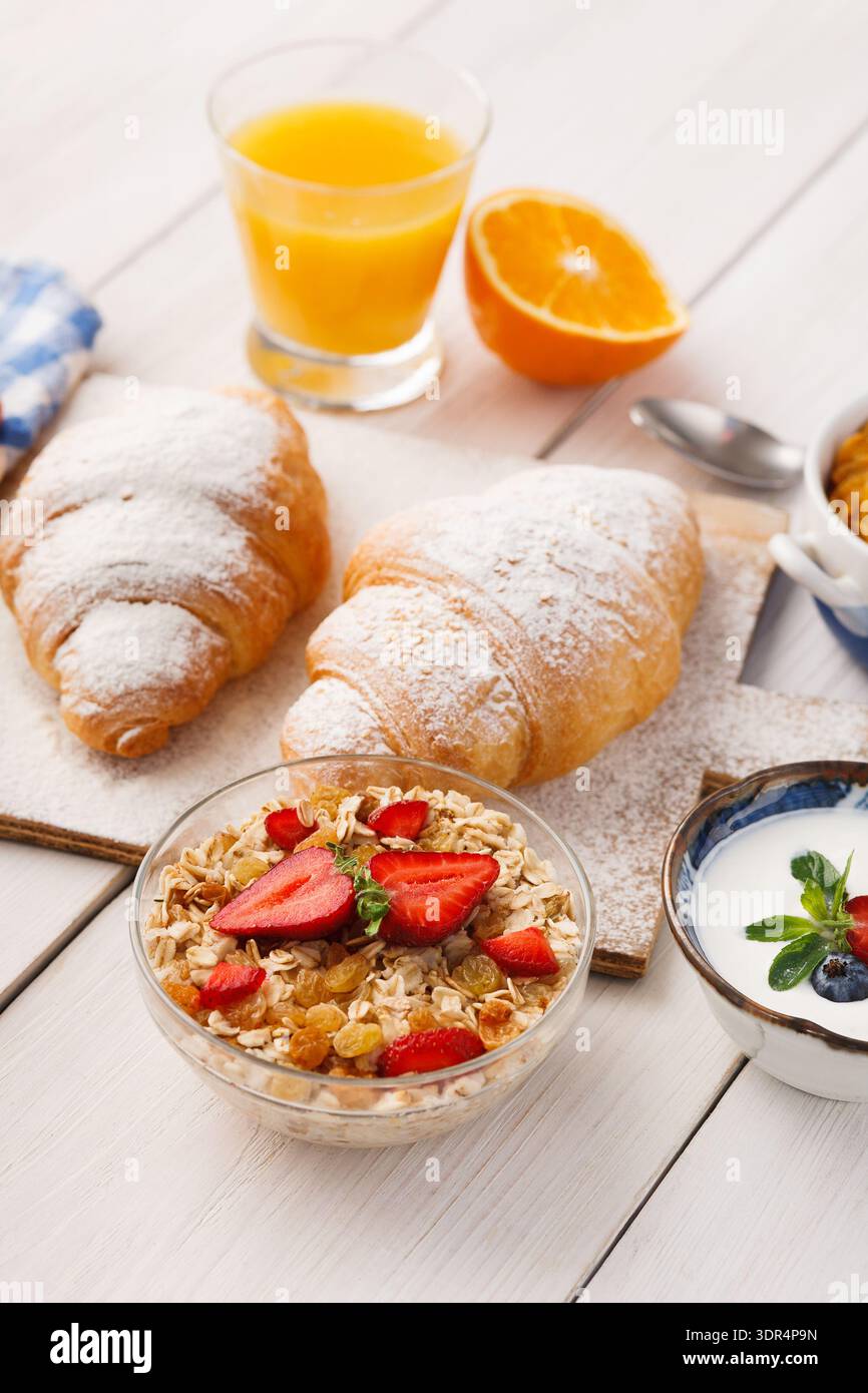Deliziosa colazione con pasticcini, frutta e yogurt in un ambiente Sunny Kitchen Foto Stock