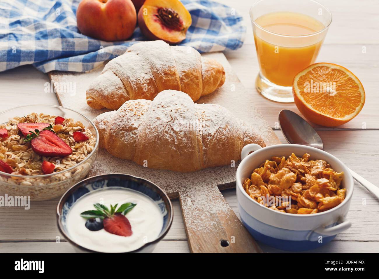 Colazione collage con dolci, frutta e cereali su un tavolo di legno con una bevanda Foto Stock