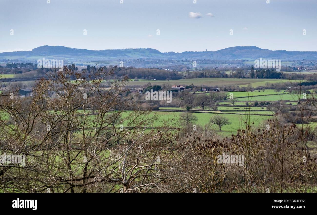 Una vista sulle lontane Abberley Hills attraverso il Worcestershire, in Inghilterra. Foto Stock