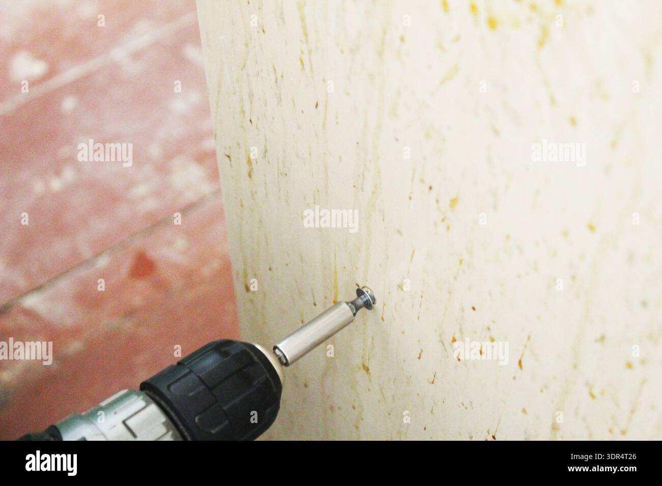 Maestro uomo che stringe la vite con un cacciavite. Foto Stock