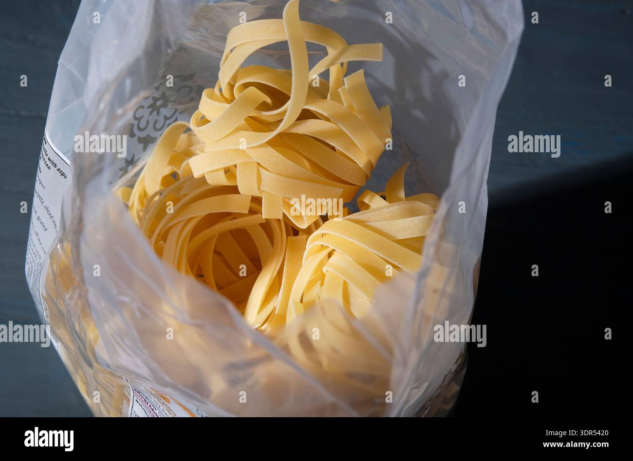 tagliatelle essiccate in confezioni di plastica Foto Stock