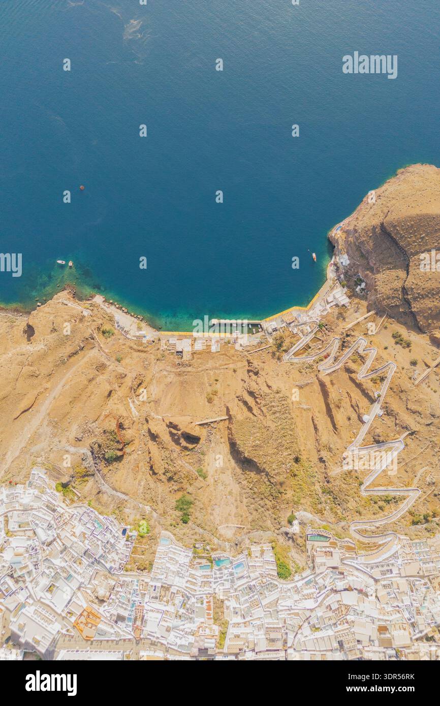 Vista aerea delle iconiche scale tortuose sulle scogliere di Santorini che conducono al mare. Cicladi tradizionali Foto Stock