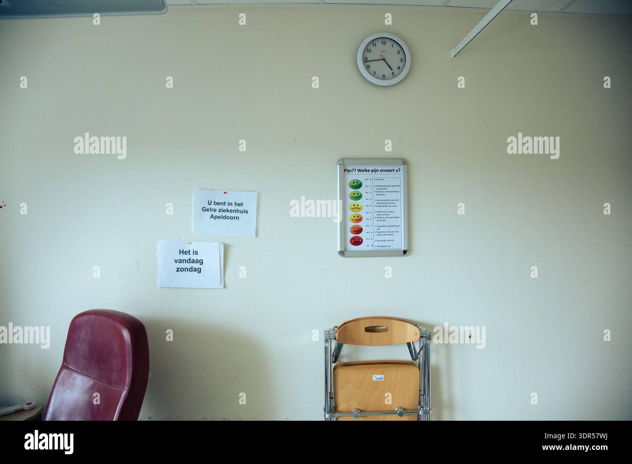 Una parete ospedaliera di Apeldoorn presenta segni di orientamento ad alto contrasto e una scala del dolore per aiutare i pazienti con compromissione cognitiva o demenza. Foto Stock