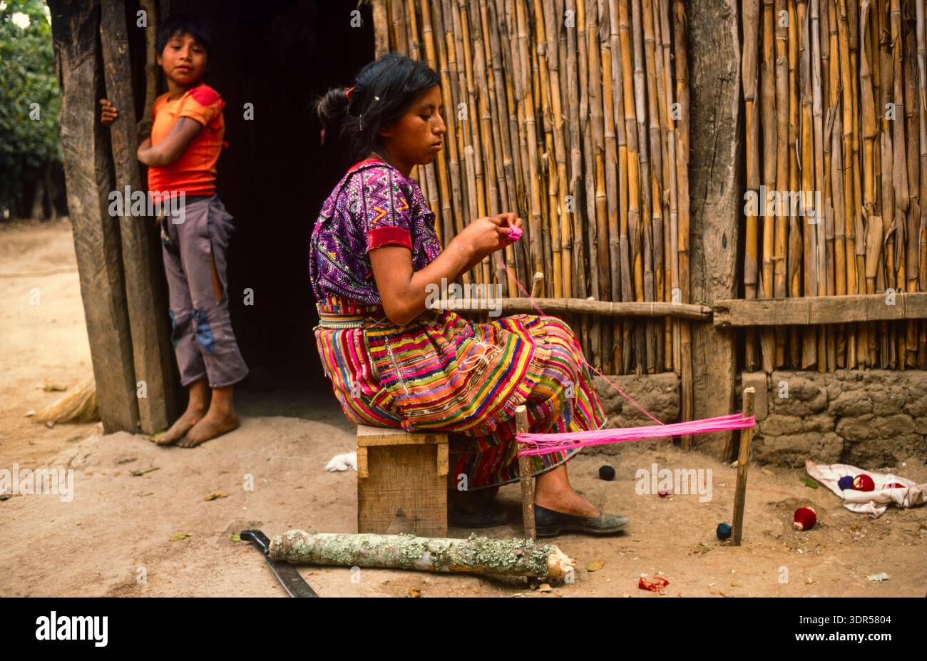 Una donna maya che tesseva in modo tradizionale presso la sua casa a Comalapa, Chimaltenango, aprile 1986. Foto Stock