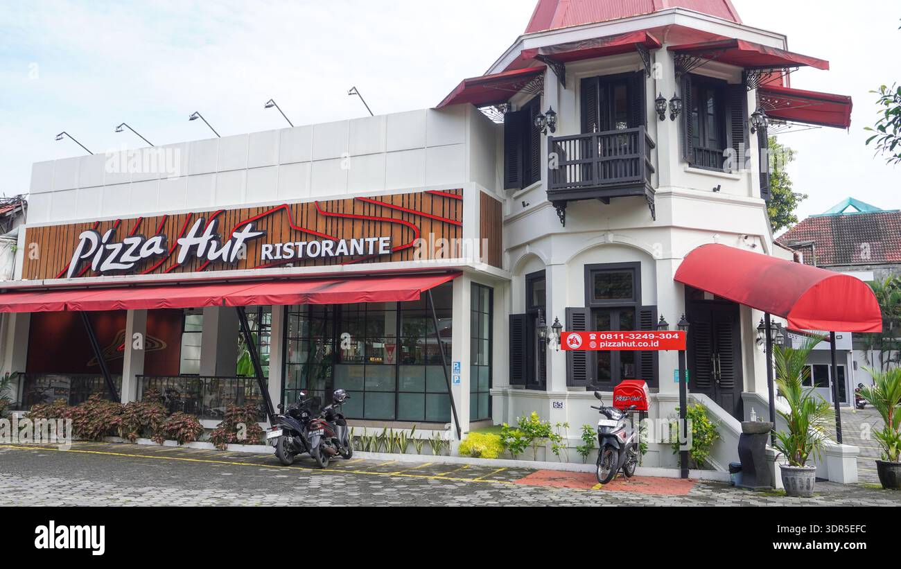 Pizza Hut è un ristorante di pizza americano o una sala pizza. Pizza Hut serve anche insalate, pasta e bastoncini di pane. Foto Stock