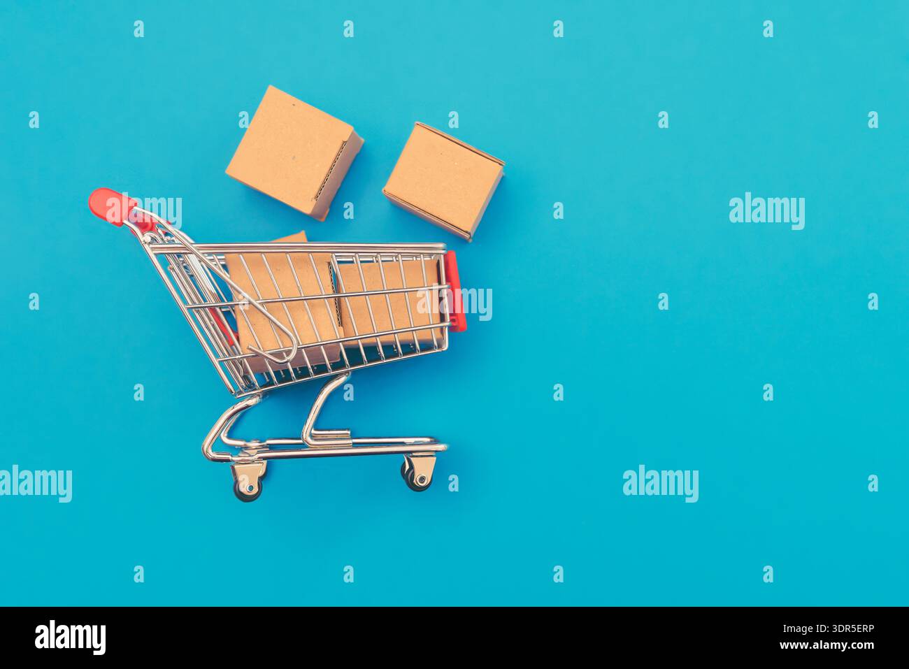 Carrello con scatole di cartone. Concetto di shopping su Internet Foto Stock