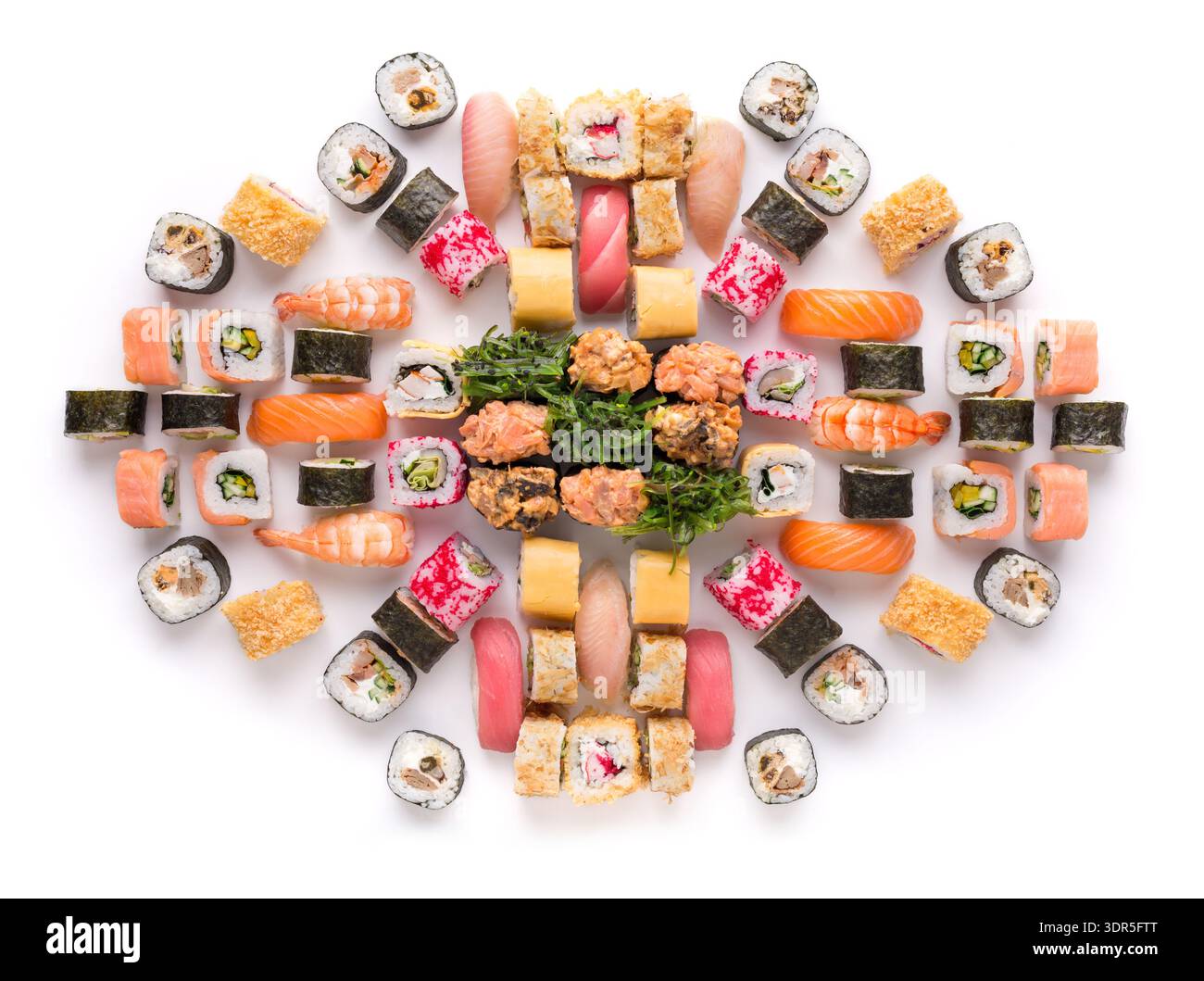 Varietà di sushi Rolls disposti su sfondo bianco per la presentazione alimentare Foto Stock