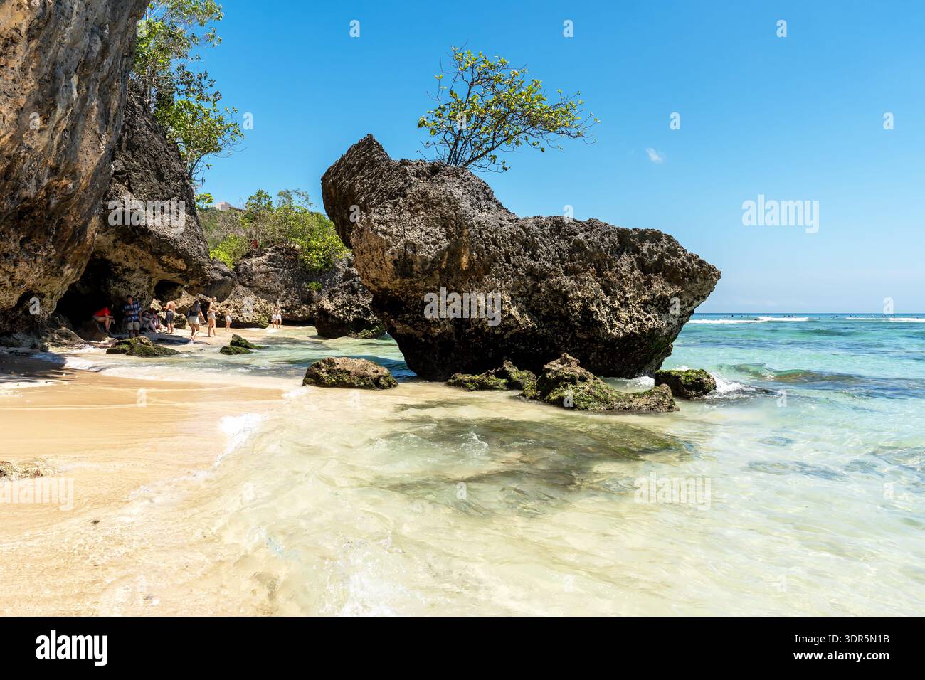 Uluwatu, Bali, Indonesia - 1 settembre 2025: Vista della spiaggia di Padang Padang, una splendida spiaggia di sabbia bianca sulla costa occidentale della penisola di Bukit a Bali. Foto Stock