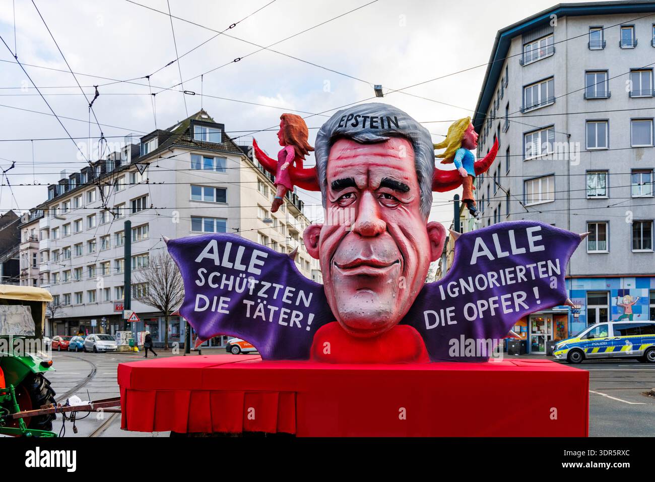 Jeffrey Epstein raffigurato come il diavolo su un galleggiante di carnevale progettato dall'artista Jacques Tilly. Düsseldorf sfilata di carnevale a Rosenmontag, lunedì delle rose. I colpevoli sono protetti, le vittime vengono ignorate. Foto Stock