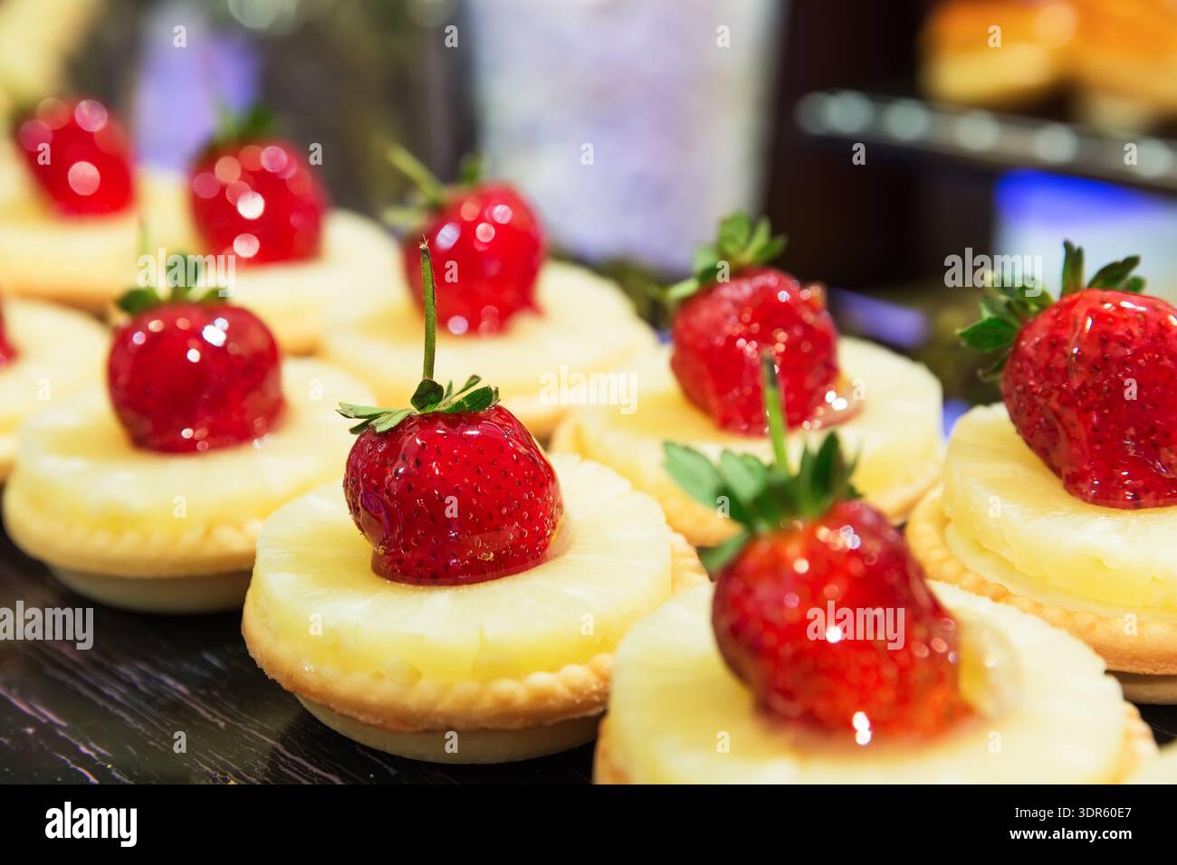Tartlet di frutta con ananas e fragole fresche. Deliziose crostate di frutta fresca per dessert, concetti di mangiare sano. Foto Stock