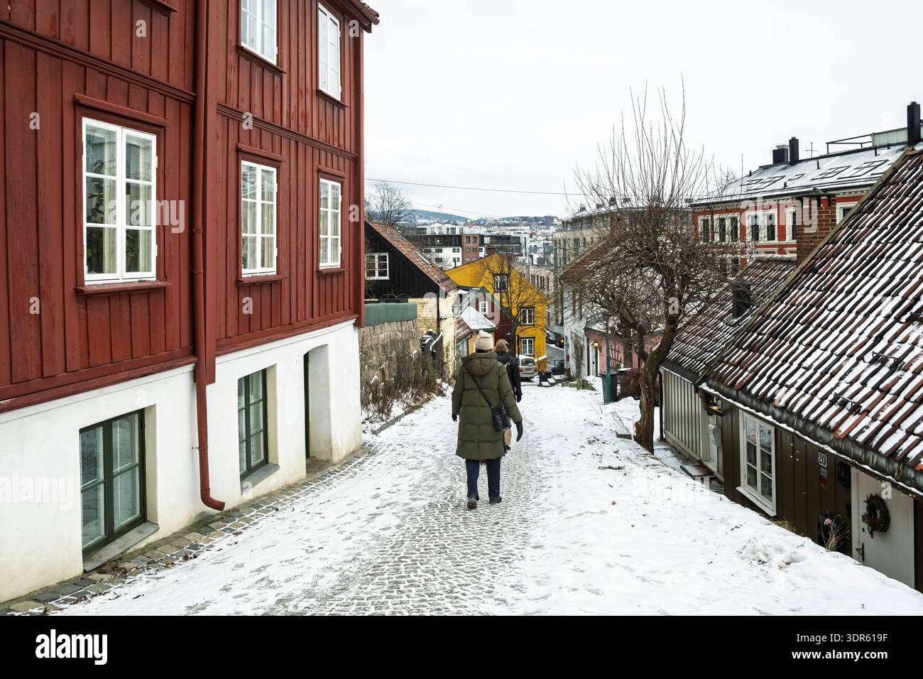 Pittoreschi e colorati edifici antichi sulla neve a Damstredet, Oslo, Norvegia Foto Stock
