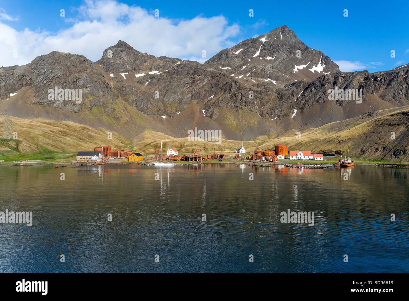 Ammira la terra di una stazione baleniera abbandonata con uno sfondo di montagna in estate, Grytviken, Georgia del Sud Foto Stock