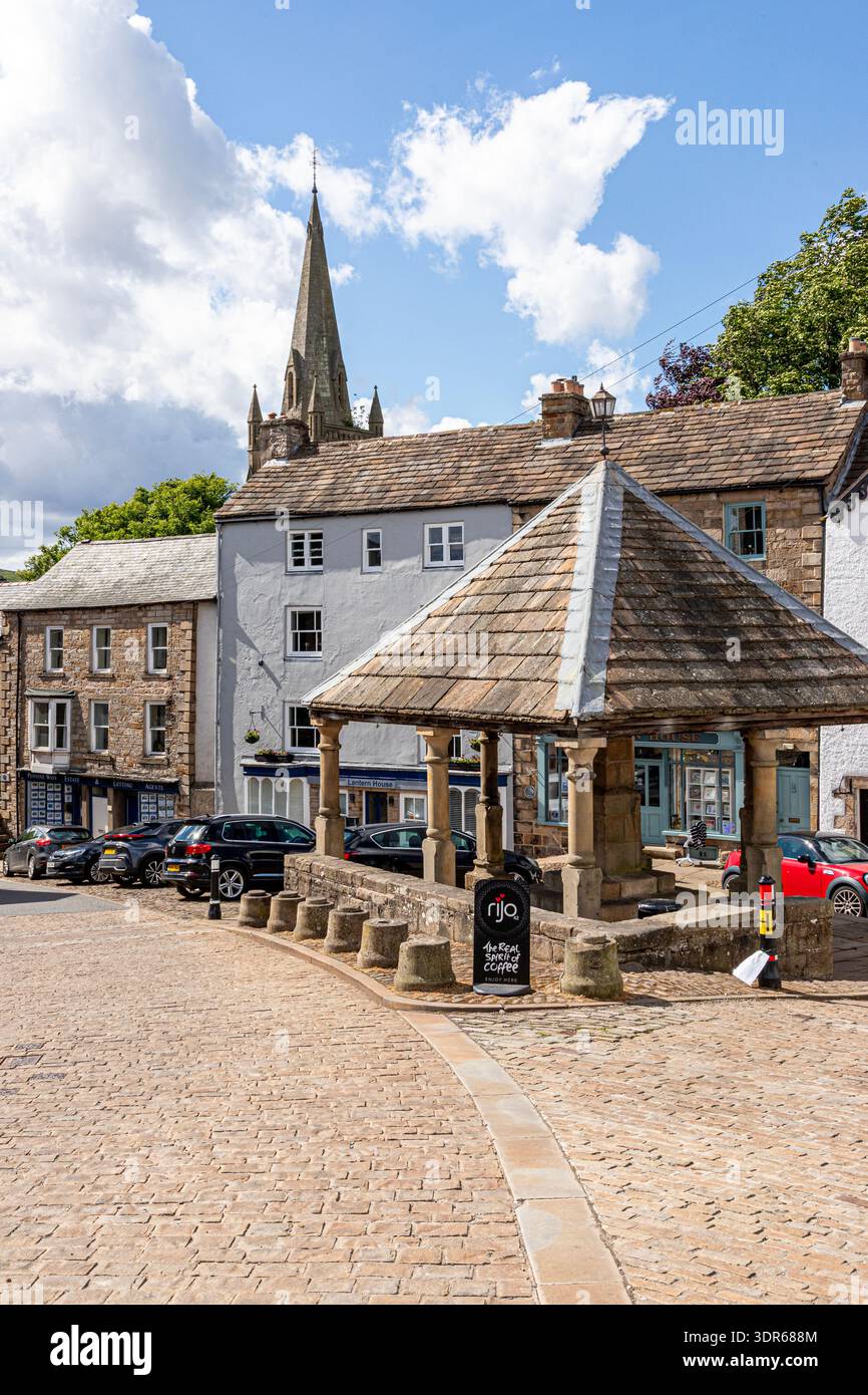 La Market Cross costruita in pietra del XVIII secolo nella piazza della città di Alston, Cumbria, Inghilterra, Regno Unito Foto Stock