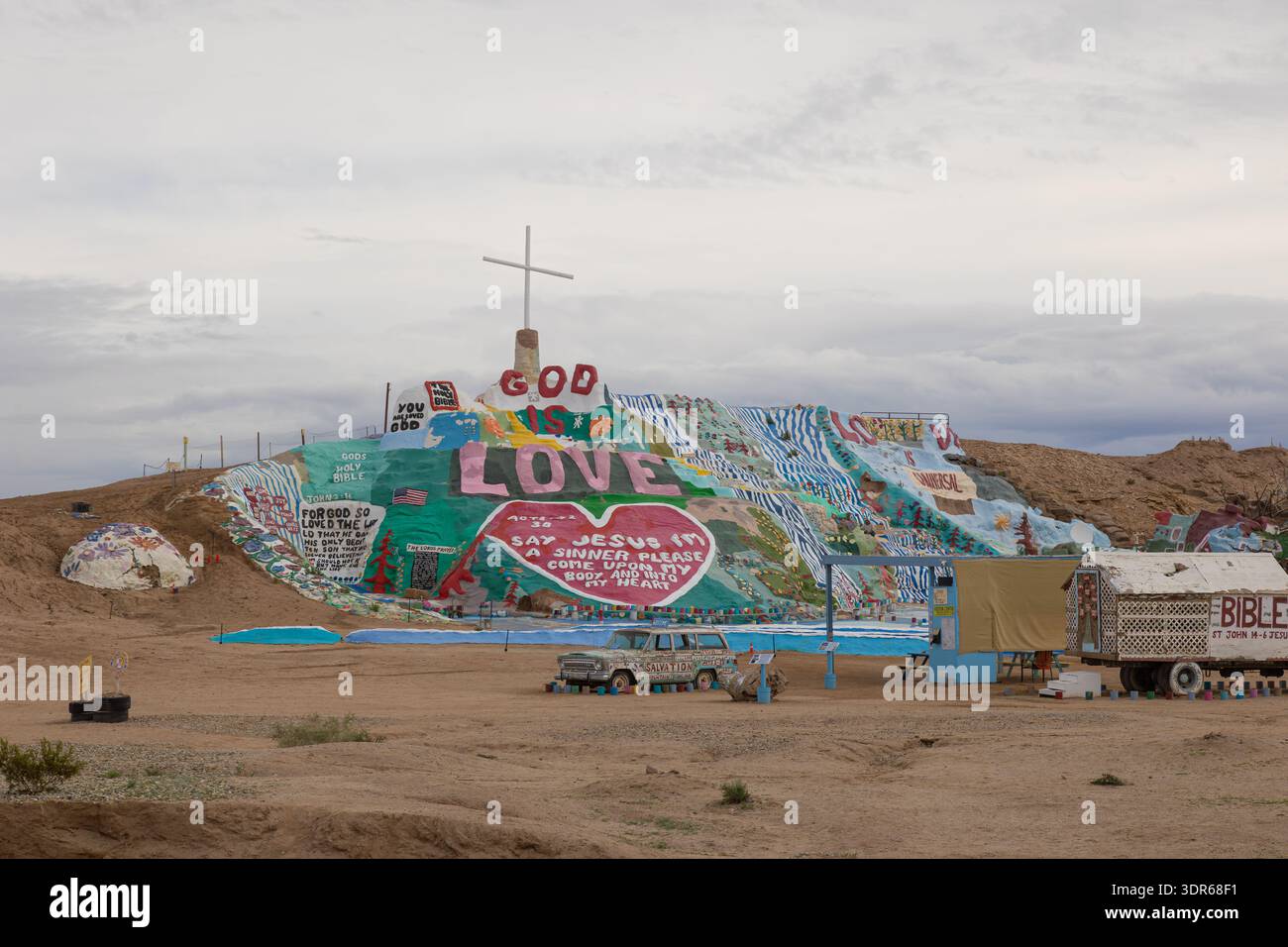 NILAND, CALIFORNIA, USA - 6 gennaio 2026: Installazione artistica visionaria di Leonard Knight di Salvation Mountain Foto Stock