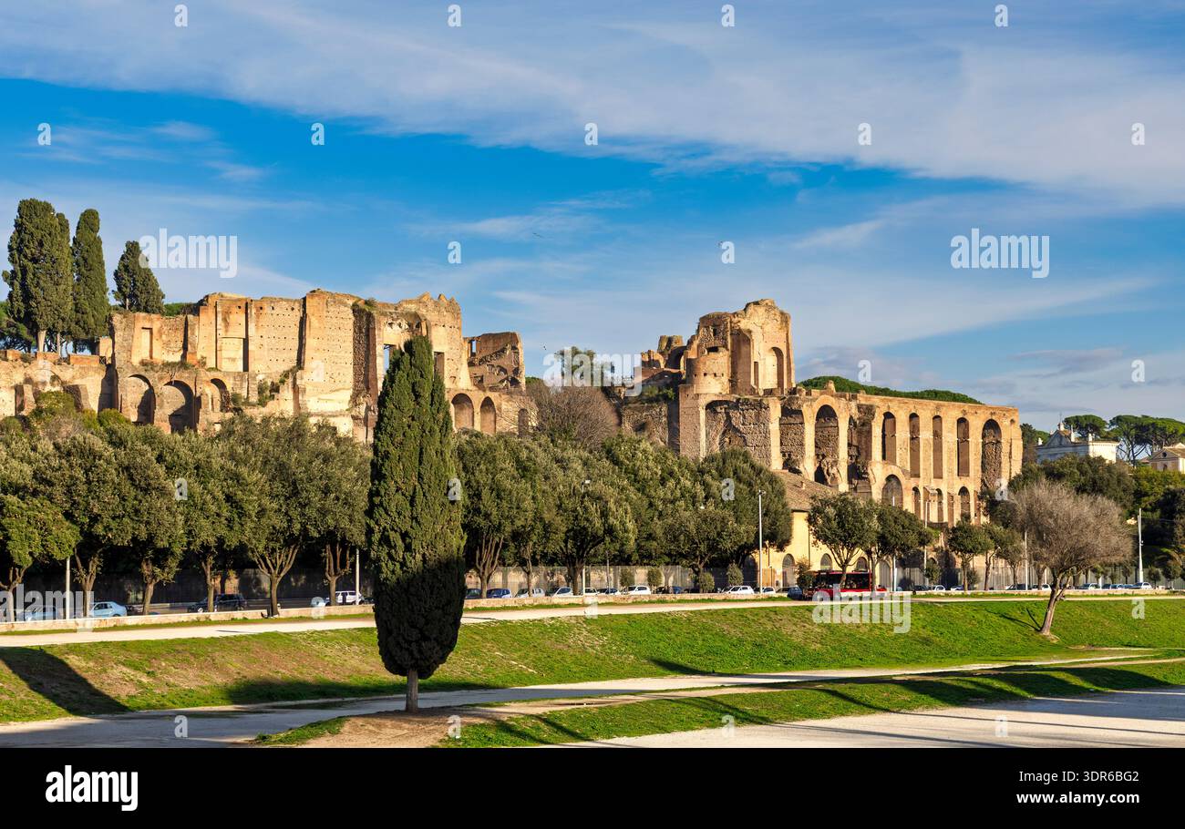 DAS Bild zeigt die gewaltigen Substruktionen und Bogenkonstruktionen der Domus Severiana (Erweiterung des Palastes durch Kaiser Septimius Severus) AN Foto Stock