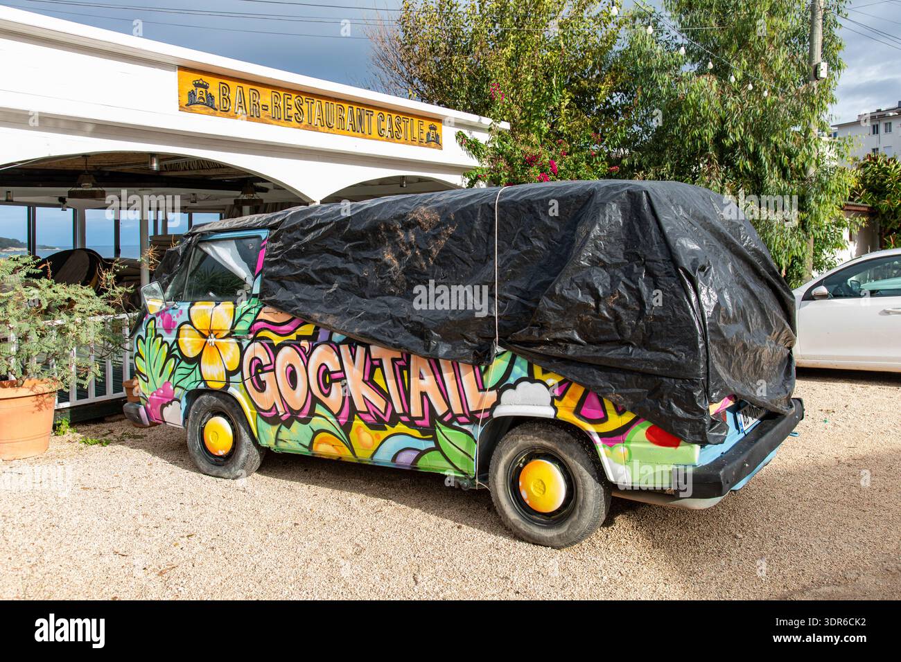 Pulmino hippie promozionale avvolto dopo la stagione turistica nella località turistica costiera di Ksamil, Albania Foto Stock