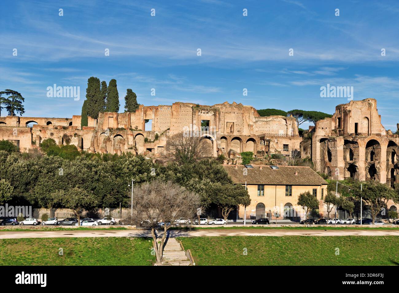 Diese Aufnahme zeigt die imposanten Ruinen der römischen Kaiserpaläste (Domus Severiana) auf dem Palatin-Hügel in Rom. Der Blickwinkel erfolgt von der Foto Stock