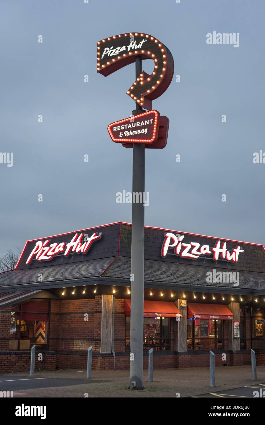 Pizza Hut a Gateshead, Regno Unito al crepuscolo con cartelli illuminati. Foto Stock