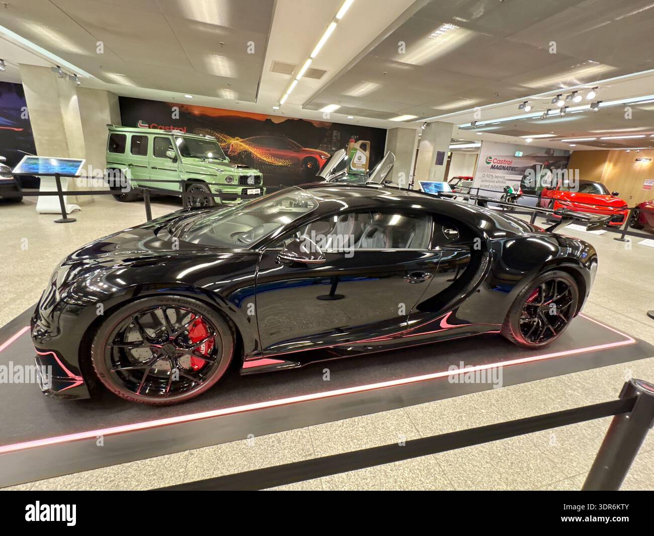 01.01.2026 Polonia, mostra automobilistica di Varsavia, elegante Hypercar Black Bugatti Chiron con finitura lucida e accenti Red Brake in esposizione. Foto Stock