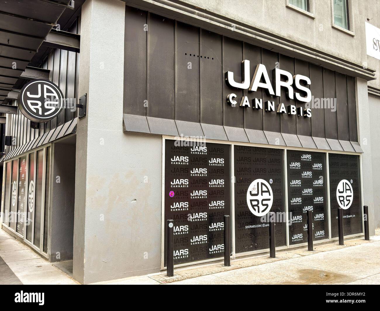 Denver, Colorado, USA - 4 giugno 2025: Vista esterna di un negozio di cannabis nel centro di Denver. - Immagine stock catturata con smartphone