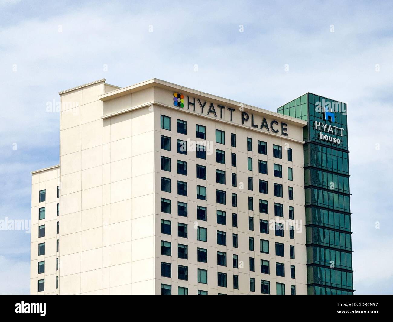 Denver, Colorado, USA - 2 giugno 2025: Vista esterna dell'hotel Hyatt Place nel centro di Denver - Immagine stock catturata con smartphone