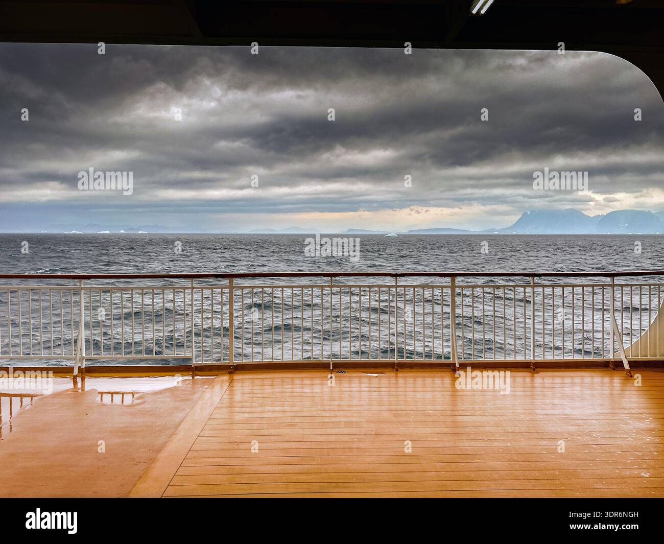 Oceano Atlantico, Groenlandia - 28 agosto 2024: Ponte vuoto di una nave da crociera con un mare instabile Foto Stock