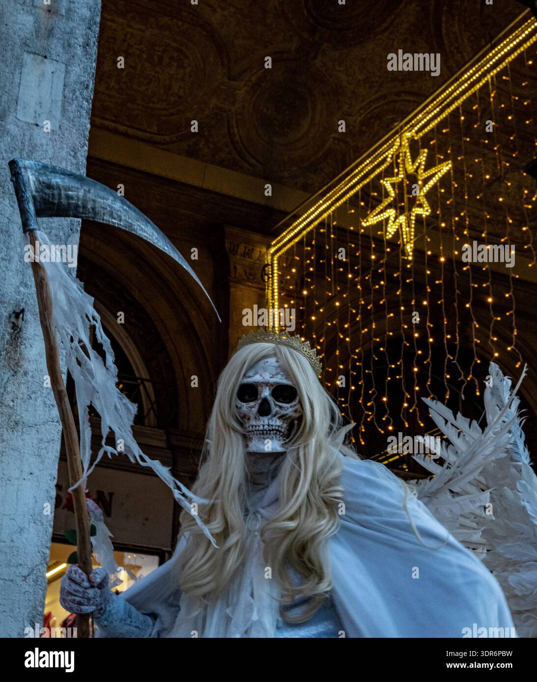 Venezia, Italia - 15 febbraio 2026: Un partecipante vestito da mietitore posa durante l'annuale Carnevale di Venezia in Piazza San Marco, Venezia, Ital Foto Stock