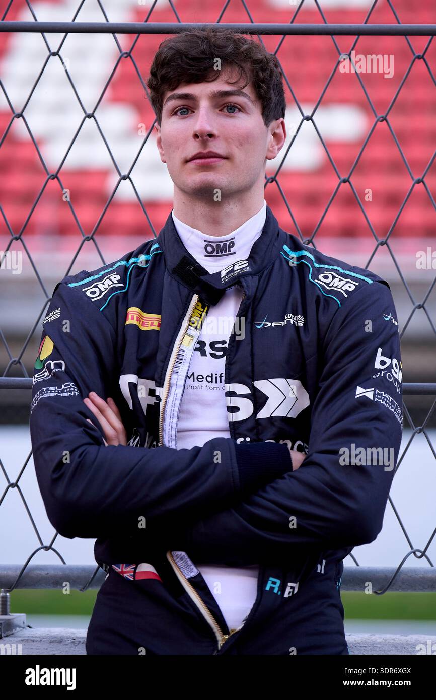 BARCELLONA, SPAGNA - 17 FEBBRAIO: Roman Bilinski della Polonia e (9) DIGHE Lucas Oil guarda sul Pitlane durante il primo giorno dei test pre-stagionali FIA di Formula 2 al Circuit de Barcelona Catalunya il 17 febbraio 2026 a Barcellona, Spagna. (Foto di Pablo Rodriguez/Quality Sport Images) Foto Stock