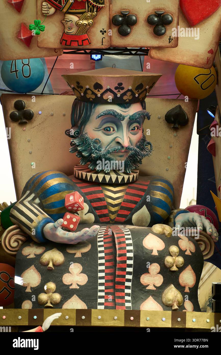 Primo piano di una gigantesca figura del re dei club in cartapesta sul galleggiante allegorico "Casinò Mirage" durante il mâché 632 Carnevale di Putignano, Puglia, Italia. Foto Stock