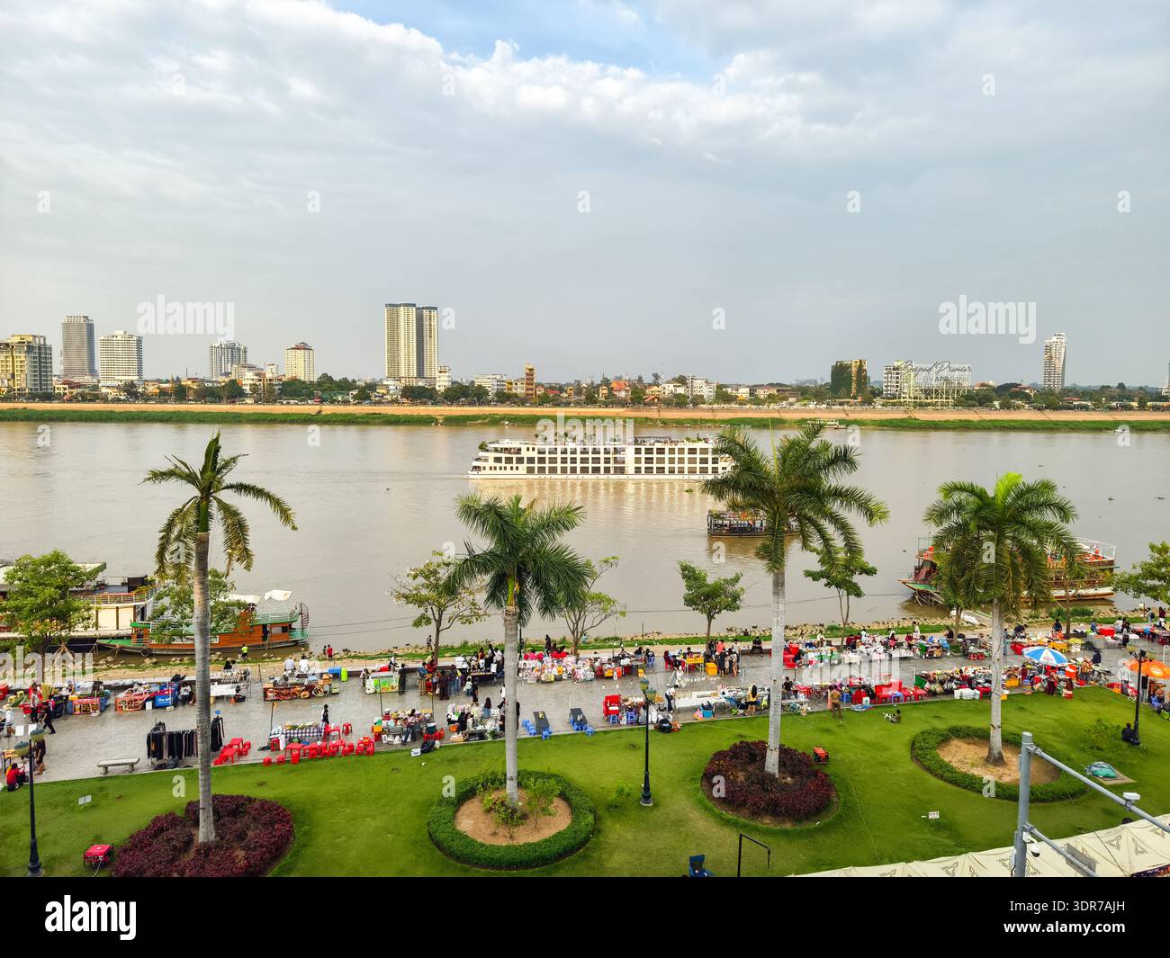 Sul lungofiume di Phnom Penh in Cambogia, con il fiume Tonle SAP e lo skyline della città, la passeggiata sul lungomare e la vista della penisola di Chrouy Changvar Foto Stock