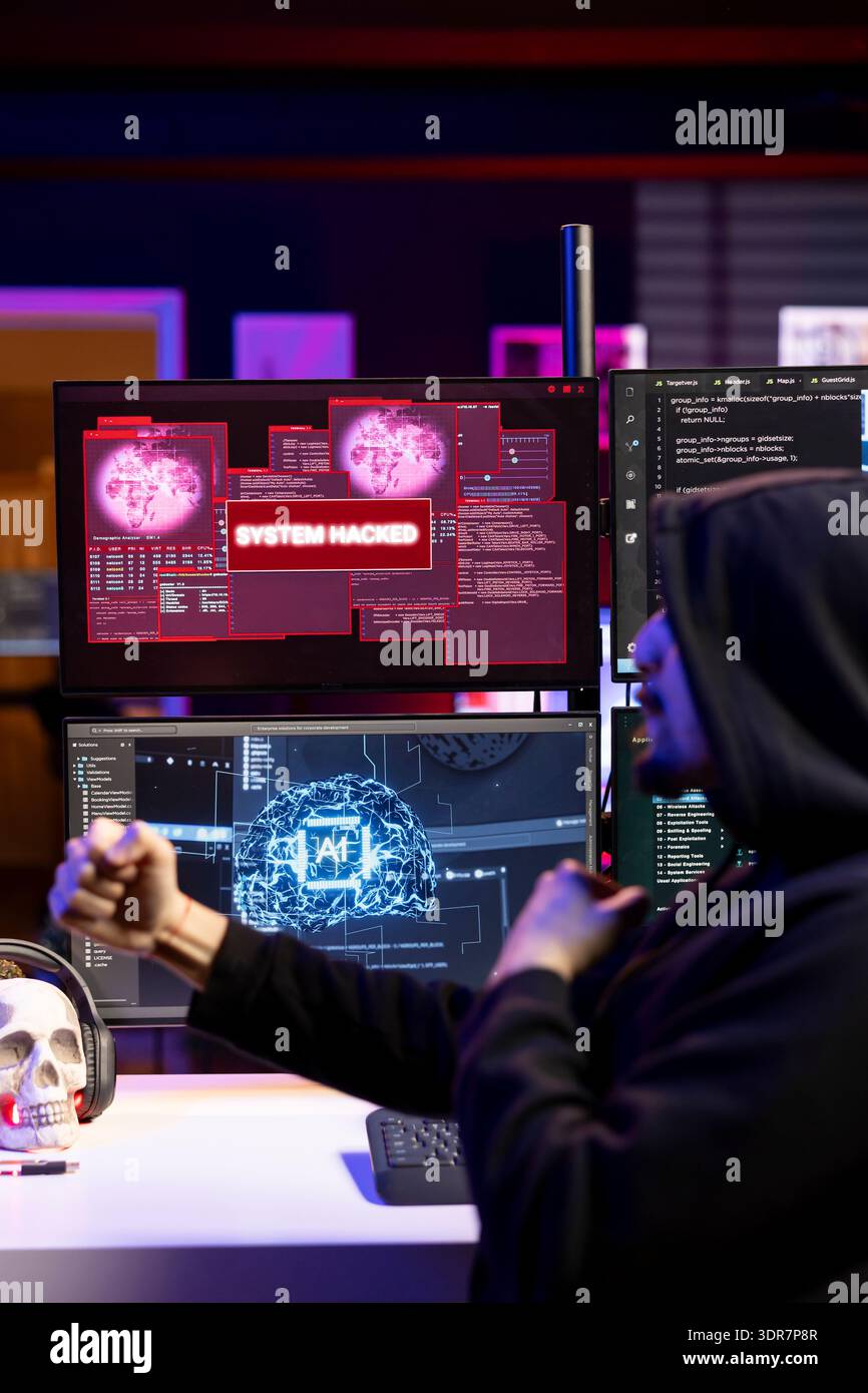 Un hacker in un nascondiglio segreto pompa pugno, contento dopo aver lanciato attacchi di phishing che ingannano gli utenti a rivelare i dati delle carte di credito. Tecnici non autorizzati in appartamento neon eccitati dopo gli attacchi DDoS inondano i server Foto Stock