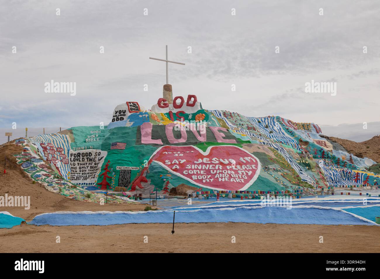 NILAND, CALIFORNIA, USA - 6 gennaio 2026: Installazione artistica visionaria di Leonard Knight di Salvation Mountain a Slab City Foto Stock